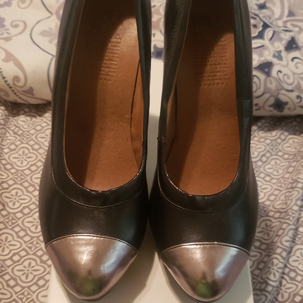 Mkt black with silver tip heel